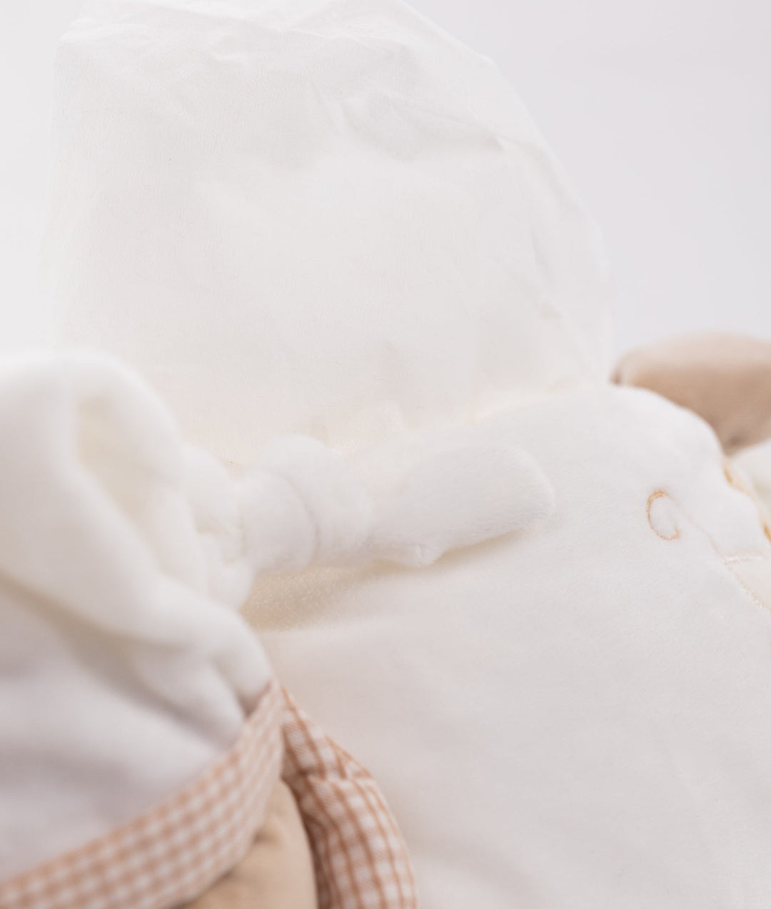 Baby wipes holder for nursery in white and beige