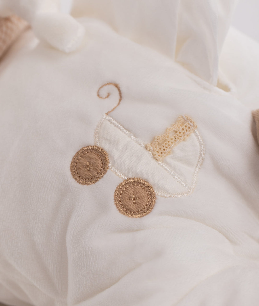 Baby wipes holder for nursery in white and beige